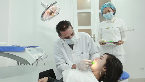 Dịch vụ trồng răng sứ ở Nha khoa Hoàn Mỹ được thực hiện bởi bác sỹ giỏi