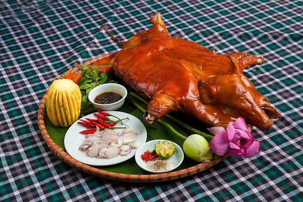 Thịt lợn quay là món ăn không thể thiếu trong các ngày lễ tại Việt Nam