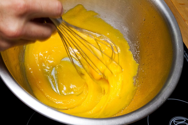 Đánh tan lòng đỏ trứng gà với vanilla, dầu ăn và ½ lượng đường